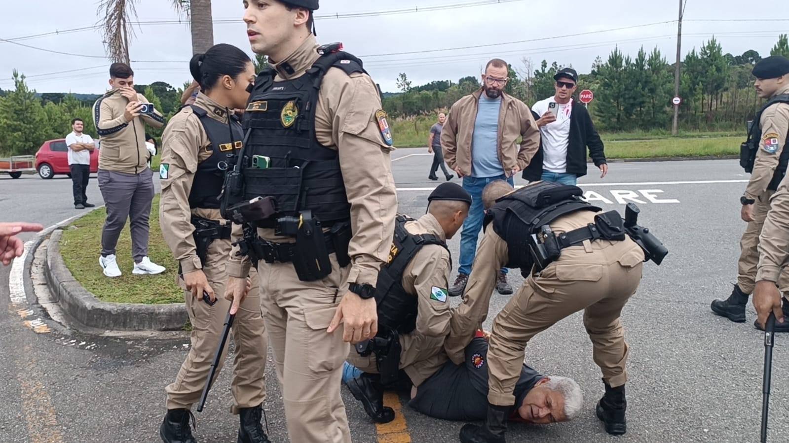 Momento em que a PM contem o "Nelsão da Força" (Foto: Divulgação)