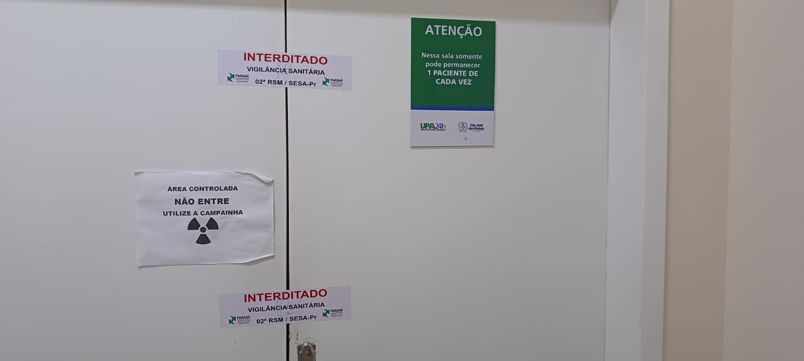 Imagens da porta do Raio-X interditado na UPA Rui Barbosa, uma das maiores de São José dos Pinhais (Foto: Divulgação)