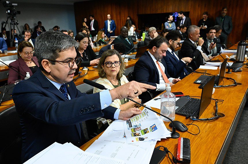 Senador governista Randolfe Rodrigues (PT-AP) liderou o 'enterro' da CPMI (Foto: Marcos Oliveira/Agência Senado)
