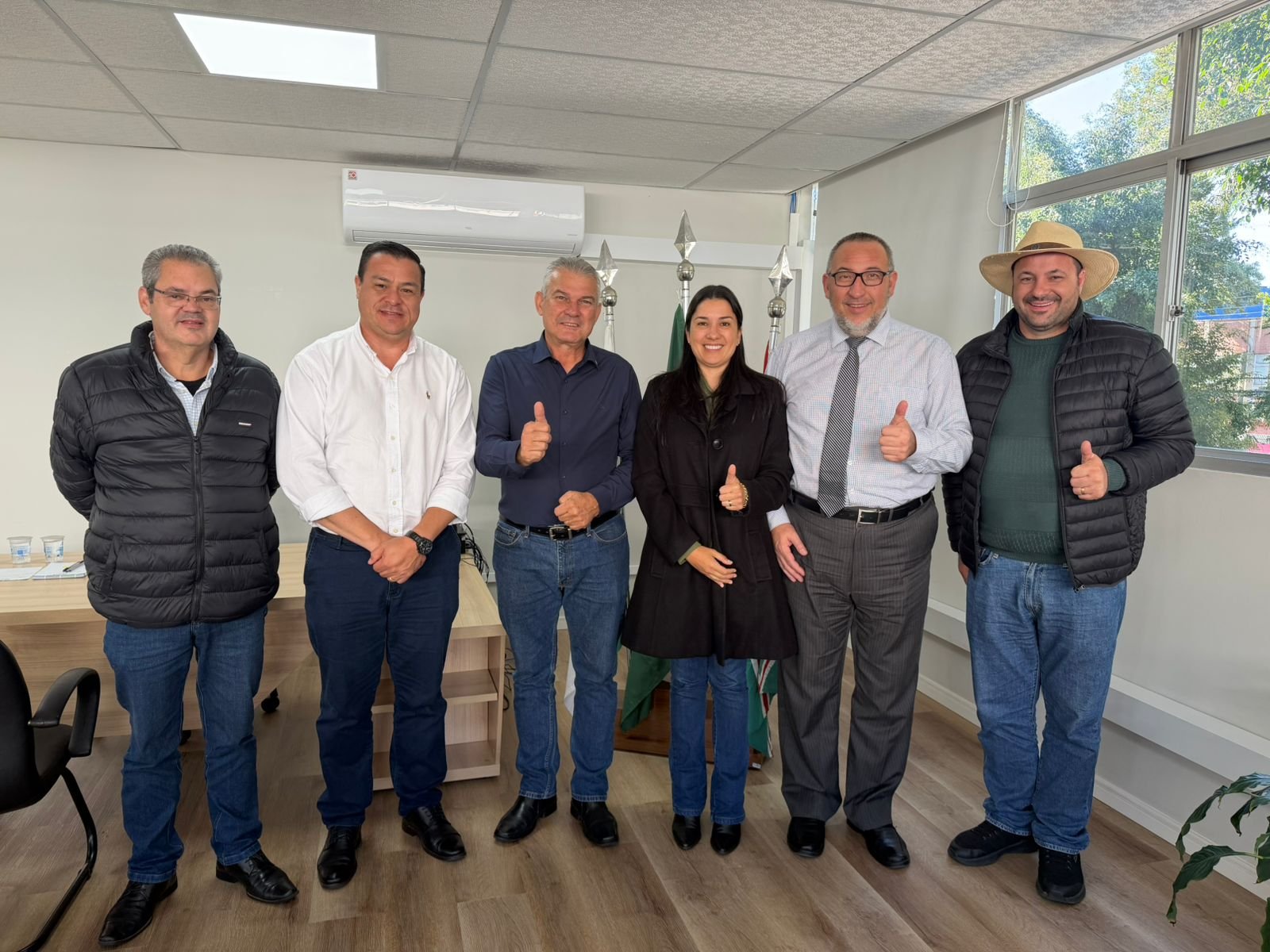 Da esquerda para a direita: Eduardo Arjona Simões, chefe de gabinete do deputado federal Geraldo Mendes; Francisco Rall, procurador; Hermes Santa Rosa, prefeito de Faxinal; Marcela Enfermeira, vereadora; Nivaldo Ramos, diretor-geral da Secretaria da Justiça e Cidadania do Paraná; e o deputado federal Geraldo Mendes. (Foto: Nucom/Seju)