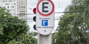 Novas placas de vagas para pessoas idosas estão sendo instaladas em Curitiba"60+".
Curitiba, 01/11/2023
Foto: Levy Ferreira/SMCS