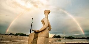 Desembargadores afastados recebem salários acima do permitido pela Constituição.