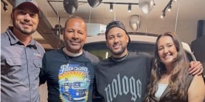 Neymar e sua Kombi Filomena — Foto: Divulgação / Império das KombisNeymar chama