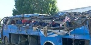 Veículo destruído após tombamento na rodovia do interior paulista