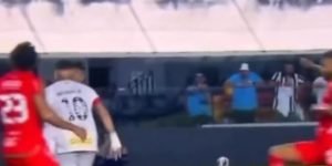 Neymar sofre carrinho de Islan durante jogo do Santos — Foto: Crédito da Imagem