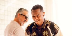 Wallace Yan com o executivo de futebol José Boto — Foto: Adriano Fontes / Flamen