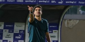 Abel Ferreira gesticula na vitória sobre o Mirassol — Foto: Cesar Greco/Palmeira