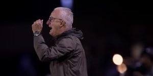 Dorival Jr orienta na derrota para o Bragantino — Foto: Rodrigo Coca/Agência Cor