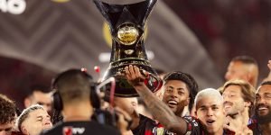 Bruno Henrique levanta taça do Brasileirão — Foto: Adriano Fontes/FlamengoBruno