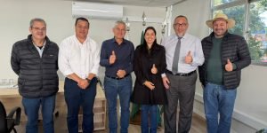 Da esquerda para a direita: Eduardo Arjona Simões, chefe de gabinete do deputado federal Geraldo Mendes; Francisco Rall, procurador; Hermes Santa Rosa, prefeito de Faxinal; Marcela Enfermeira, vereadora; Nivaldo Ramos, diretor-geral da Secretaria da Justiça e Cidadania do Paraná; e o deputado federal Geraldo Mendes. (Foto: Nucom/Seju)
