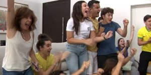 Comemoração da família de Lucas com a conquista do Ouro para o Brasil — Foto: re