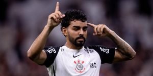 Bidu comemora gol marcado na vitória sobre o Bragantino — Foto: Rodrigo Coca/Cor