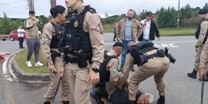 Momento em que a PM contem o "Nelsão da Força" (Foto: Divulgação)