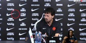 Barata invade coletiva de Fernando Diniz — Foto: Reprodução/YouTube - Vasco TVVi