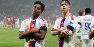 Endrick comemora gol de Afonso Moreira em Lyon 2 x 1 Brest — Foto: Reprodução/XE
