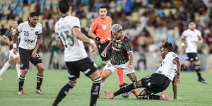 Lucho Acosta celebra o gol de cabeça que deu a vitória ao Fluminense contra o Bo