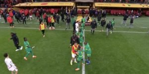 Jogadores de Senegal abandonam campo após pênalti marcado para Marrocos — Foto: