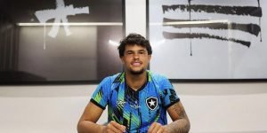 Bruno Samudio na assinatura de seu primeiro contrato profissional — Foto: Botafo