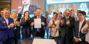 Momento da assinatura de filiação do deputado Alisson Wandscheer ao Progressistas (Foto: Ascom/AW)