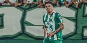 João Vitor, volante da Chape, comemora sonho realizado — Foto: DivulgaçãoJoão Vi