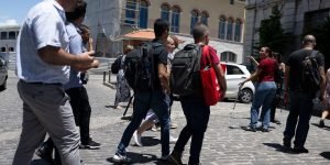 Foto: Trabalhadores são vistos em uma rua após evacuarem seus escritórios devido