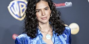 Bruna-Marquezine-Besouro-Azul