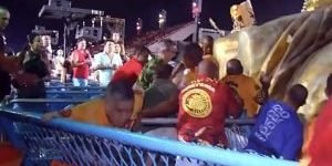 Feridos e atendimentos médicos na Sapucaí após incêndio em carro alegórico.