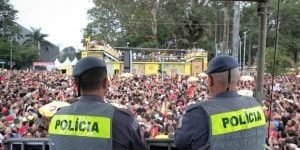 Tarcísio de Freitas com o samba-enredo — Foto: Crédito da imagem sugerido