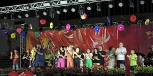Público religioso participa de eventos carnavalescos em Curitiba. — Foto: (Foto: