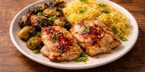 Coxas-de-Frango-com-Maple-e-Misso-Couve-de-Bruxelas-e-Abobora-Espaguete.jpg