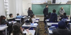 Eduardo-Pimentel-e-estudantes.jpg