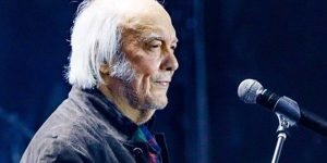 Foto: 1 de 1 Erasmo Carlos de lado com microfone na frente dele - metrópoles - F