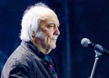 Foto: 1 de 1 Erasmo Carlos de lado com microfone na frente dele - metrópoles - F