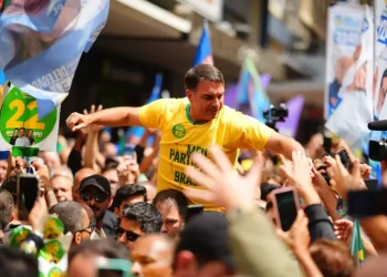 Flavio-Bolsonaro-carregado-por-apoiadores-em-Juiz-de-Fora-1