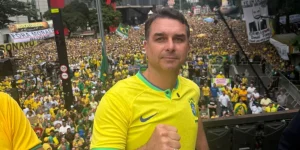 Flavio-Bolsonaro-colete-balas-Av-Paulista-