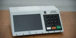 Foto-da-urna-eletronica-em-alusao-a-materia-que-informa-sobre-300x162.jpg