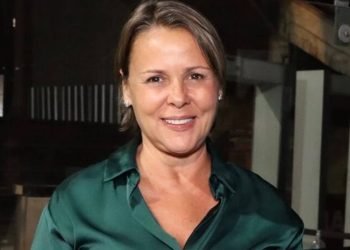 Foto: 1 de 1 foto colorida de mulher de camisa verde - metrópoles - Foto: Foto: