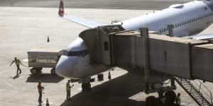 Movimentação de aviões comerciais no aeroporto de Brasília.