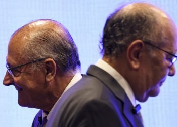 Brasília (DF), 25/02/2025 - O vice-presidente da República e ministro do Desenvolvimento, Indústria, Comércio e Serviços (MDIC), Geraldo Alckmin, e o ministro do STF, Gilmar Mendes, durante palestra no evento IDP Summit, no Instituto Brasileiro de En