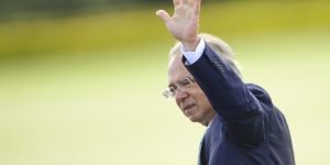 O ministro da Economia, Paulo Guedes, durante cerimônia de hasteamento da bandeira, no Palácio da Alvorada.