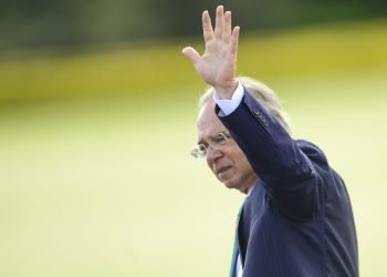 O ministro da Economia, Paulo Guedes, durante cerimônia de hasteamento da bandeira, no Palácio da Alvorada.