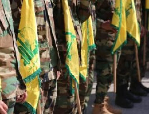 Integrantes-do-Hezbollah-no-Libano-com-a-bandeira-do-grupo-terrorista-300x200-1