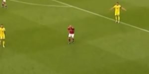 Eriksen leva a mão ao peito momentos antes de desmaiar em campo. — Foto: Eriksen