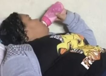 Mulher de 37 anos que se passava por criança e adotava comportamentos infantis,