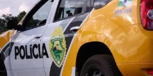 Equipes da Polícia Militar isolam local onde jovem foi morto. — Foto: (Foto: PM-
