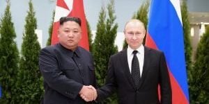 Presidente-da-Russia-Vladimir-Putin-dir.-e-ditador-da-Coreia-do-Norte-esq-300x174-1