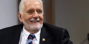 Senador-Jaques-Wagner-PT-BA-lider-do-governo-Lula-na-Casa-Legislativa-300x200.jpg