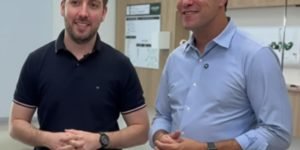 Secretário das Cidades Guto Silva e o neurocirurgião João Elias El Sarraf (Foto: Ascom/GS)