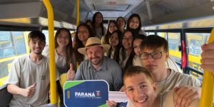 Deputado Geraldo Mendes com alunos da rede estadual de Ensino durante entrega dos ônibus (Foto: Ascom/GM)