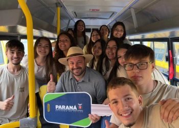 Deputado Geraldo Mendes com alunos da rede estadual de Ensino durante entrega dos ônibus (Foto: Ascom/GM)